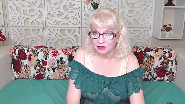 Snapshot of SquirtingMom chatting on August 7, 2026, 5:15 pm SquirtingMom online show from August 7, 2026, 5:15 pm