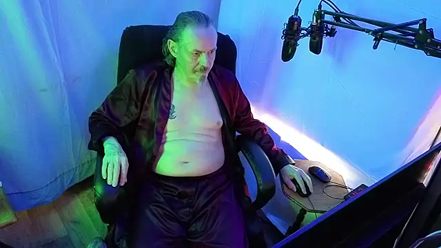 Snapshot of Richy__Rich_ chatting on April 21, 2026, 11:18 pm Richy Rich online show from April 21, 2026, 11:18 pm