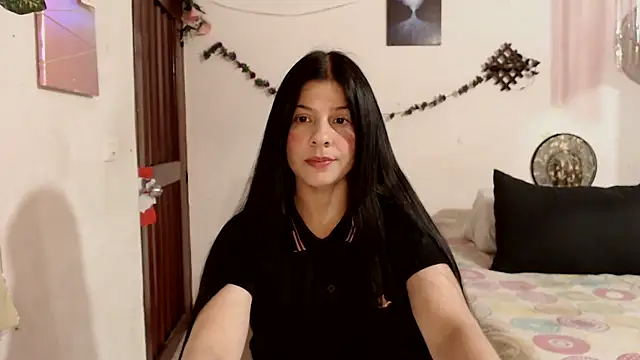 Estefani 32 online show from December 21, 2025, 8:38 pm