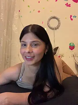 Estefani 32 online show from April 12, 2026, 6:35 pm