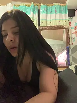 Estefani 32 online show from August 3, 2026, 7:06 pm