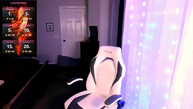 Snapshot of britteebee chatting on October 6, 2025, 10:23 am britteebee online show from October 6, 2025, 10:23 am