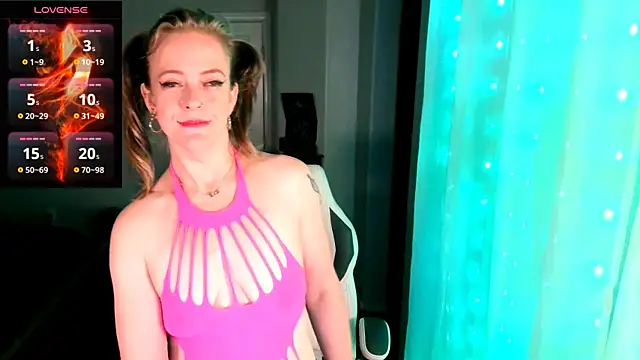 Snapshot of britteebee chatting on October 8, 2025, 9:40 am britteebee online show from October 8, 2025, 9:40 am