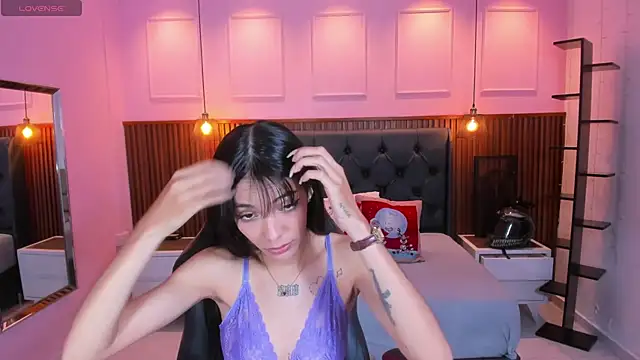 AMELIELEONE online show from November 18, 2025, 12:42 pm