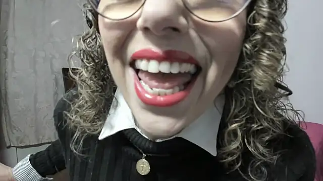 taylorhot70 online show from February 5, 2025, 1:37 am