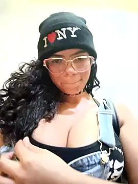 Snapshot of Simone_Miller chatting on January 2, 2025, 9:39 pm Simone Miller online show from January 2, 2025, 9:39 pm