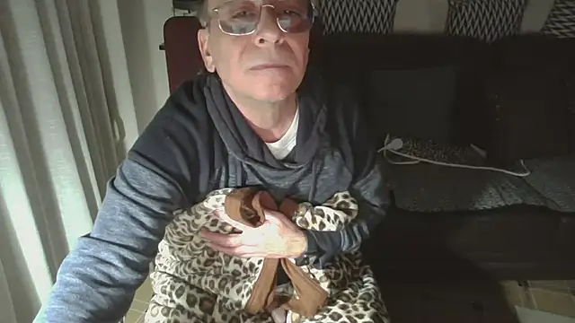 Snapshot of HETEREOMAN chatting on December 15, 2025, 4:44 pm HETEREOMAN online show from December 15, 2025, 4:44 pm