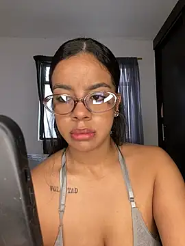 Snapshot of trianawhite chatting on February 17, 2026, 2:46 pm trianawhite online show from February 17, 2026, 2:46 pm