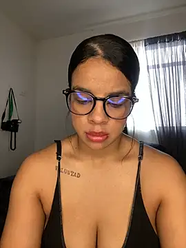 Snapshot of trianawhite chatting on March 10, 2026, 3:50 pm trianawhite online show from March 10, 2026, 3:50 pm