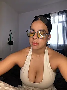 Snapshot of trianawhite chatting on March 12, 2026, 3:18 pm trianawhite online show from March 12, 2026, 3:18 pm