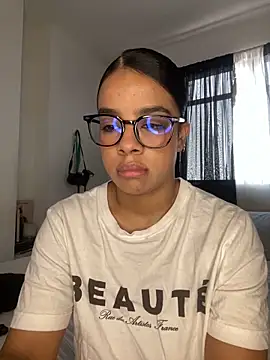 Snapshot of trianawhite chatting on March 25, 2026, 4:57 pm trianawhite online show from March 25, 2026, 4:57 pm