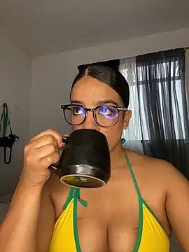 Snapshot of trianawhite chatting on March 27, 2026, 3:23 pm trianawhite online show from March 27, 2026, 3:23 pm