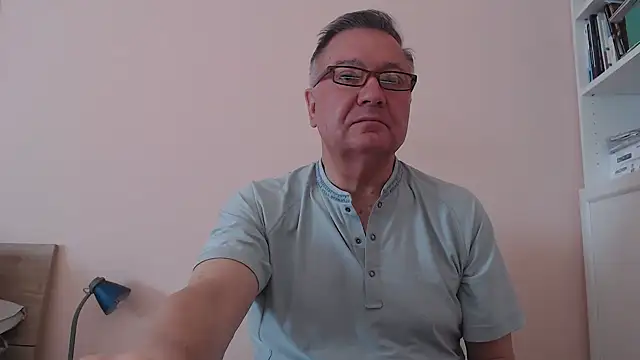 Snapshot of YOU6me chatting on September 24, 2025, 8:06 am YOU6me online show from September 24, 2025, 8:06 am