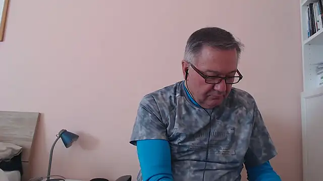 Snapshot of YOU6me chatting on October 2, 2025, 7:48 am YOU6me online show from October 2, 2025, 7:48 am