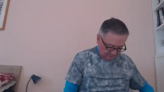 Snapshot of YOU6me chatting on October 3, 2025, 8:44 am YOU6me online show from October 3, 2025, 8:44 am