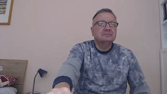 Snapshot of YOU6me chatting on October 5, 2025, 4:05 pm YOU6me online show from October 5, 2025, 4:05 pm