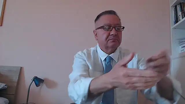 Snapshot of YOU6me chatting on October 6, 2025, 8:12 am YOU6me online show from October 6, 2025, 8:12 am