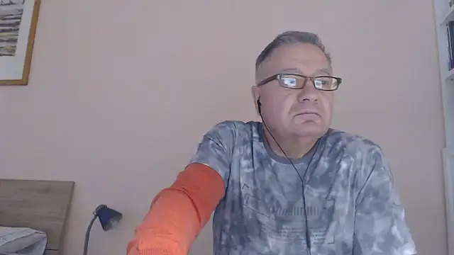 Snapshot of YOU6me chatting on October 16, 2025, 8:04 am YOU6me online show from October 16, 2025, 8:04 am