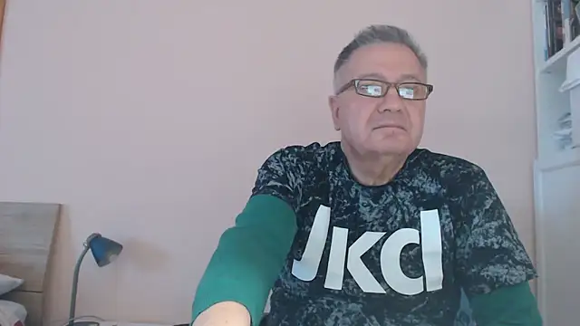 Snapshot of YOU6me chatting on October 19, 2025, 3:23 pm YOU6me online show from October 19, 2025, 3:23 pm