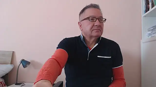 Snapshot of YOU6me chatting on October 22, 2025, 8:36 am YOU6me online show from October 22, 2025, 8:36 am