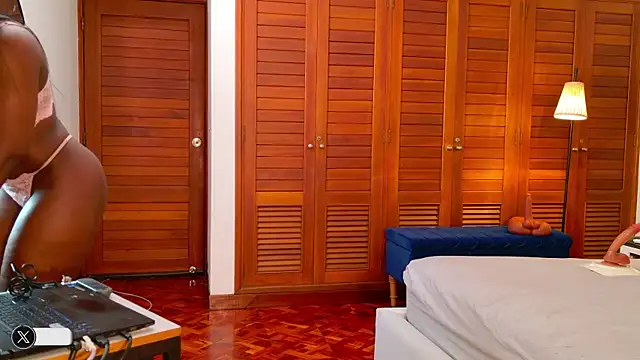 lissetlong69 online show from December 13, 2025, 11:43 pm