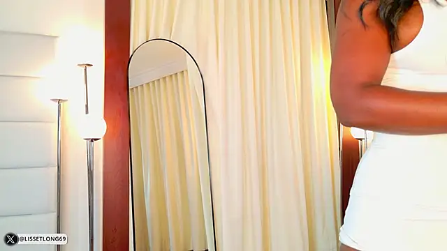 lissetlong69 online show from May 27, 2026, 11:24 pm
