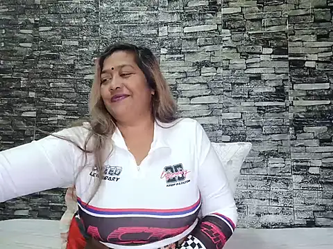 Mammabear 4u online show from June 14, 2026, 5:37 pm
