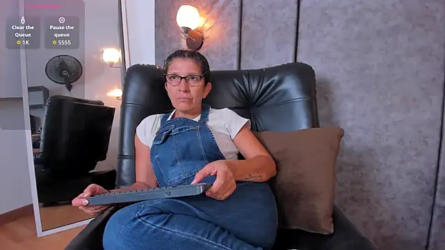 Keyla Milf online show from May 3, 2026, 1:06 pm