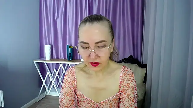 queen a n i online show from December 3, 2024, 9:55 am