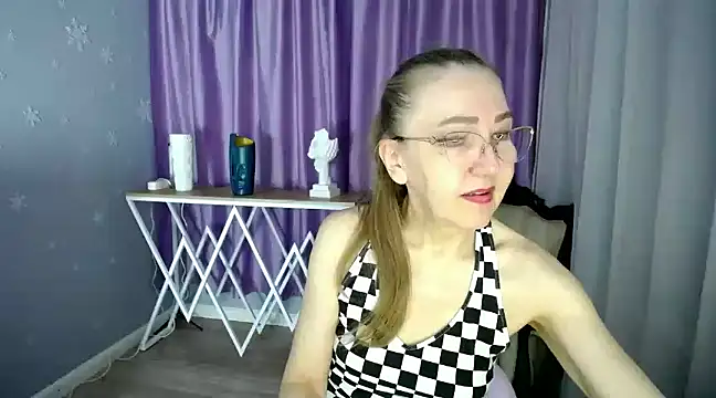 queen a n i online show from March 10, 2025, 10:15 am