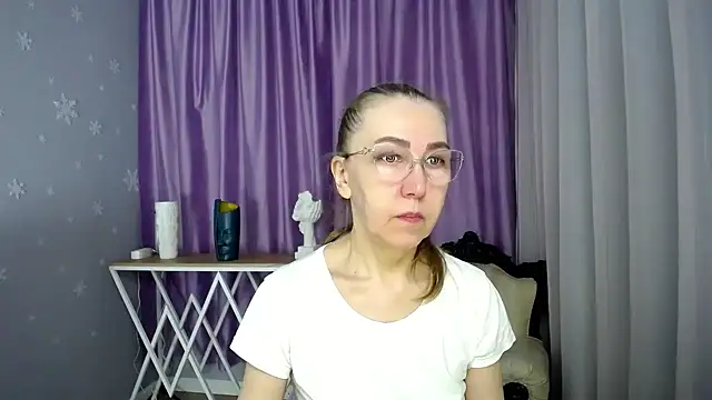 queen a n i online show from March 22, 2025, 7:25 am
