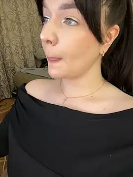 Snapshot of HellMoor chatting on November 6, 2025, 7:04 pm HellMoor online show from November 6, 2025, 7:04 pm