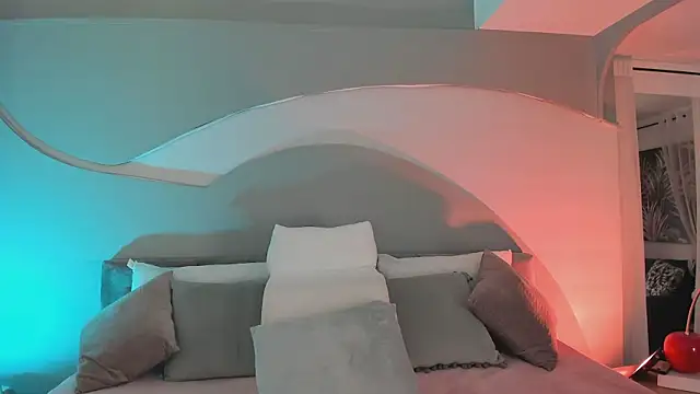 Nicolle W online show from September 18, 2025, 11:56 am