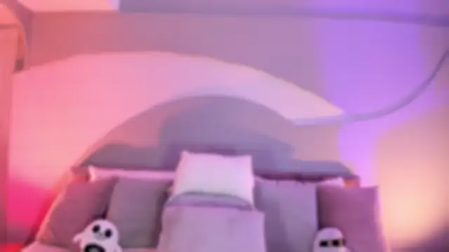 Nicolle W online show from October 9, 2025, 11:52 am