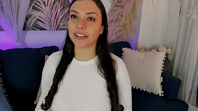 Nicolle W online show from May 6, 2026, 11:59 am