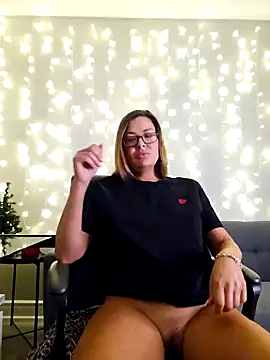 Snapshot of RebeccaXO_ chatting on December 13, 2024, 3:27 am RebeccaXO online show from December 13, 2024, 3:27 am