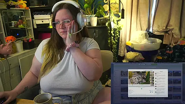 Snapshot of Geeky_Kitten chatting on October 10, 2025, 2:38 pm Geeky Kitten online show from October 10, 2025, 2:38 pm