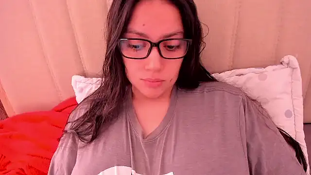 Snapshot of roniewester chatting on May 15, 2026, 3:08 pm roniewester online show from May 15, 2026, 3:08 pm