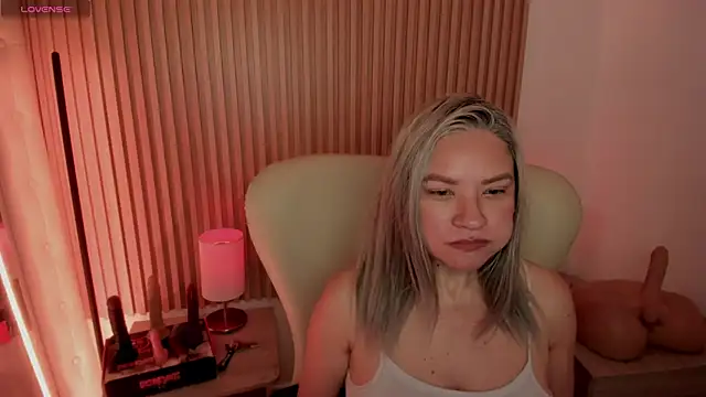 MarianL0ve online show from February 7, 2025, 1:43 pm