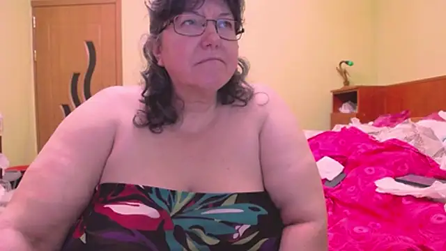 HugeTits online show from April 5, 2026, 11:35 pm