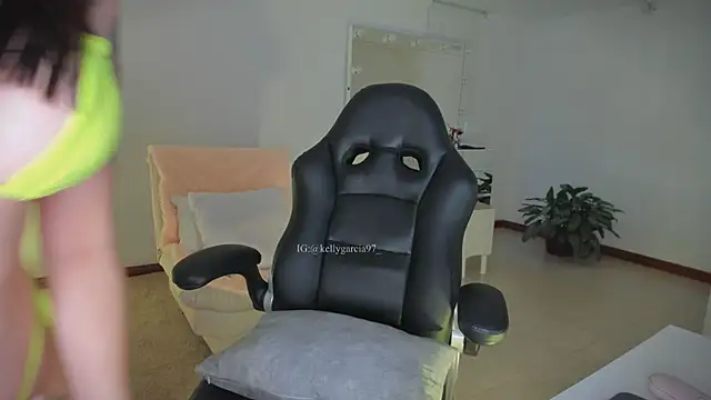 Ally Snow online show from October 21, 2025, 11:00 am