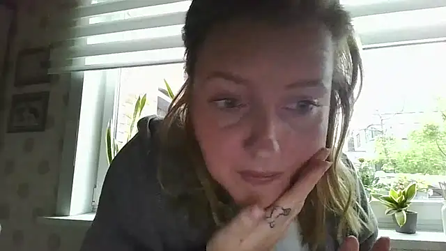 LiquidLeonie online show from May 6, 2026, 6:52 am