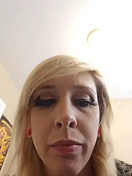 Snapshot of AmethystFoxx chatting on June 25, 2026, 8:13 pm AmethystFoxx online show from June 25, 2026, 8:13 pm