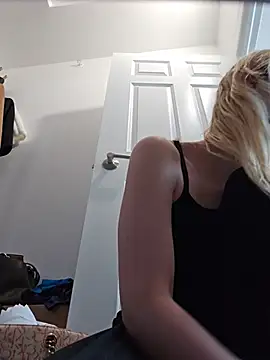 Snapshot of AmethystFoxx chatting on July 12, 2026, 3:47 pm AmethystFoxx online show from July 12, 2026, 3:47 pm