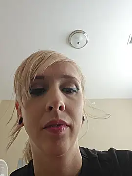 Snapshot of AmethystFoxx chatting on August 4, 2026, 3:36 pm AmethystFoxx online show from August 4, 2026, 3:36 pm