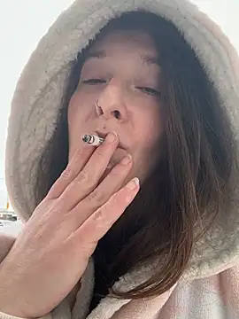 Mini And The Bear online show from March 20, 2026, 6:13 pm