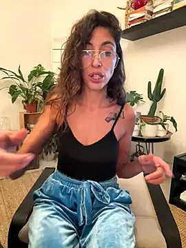 Snapshot of amanilouve chatting on October 13, 2025, 9:15 pm amanilouve online show from October 13, 2025, 9:15 pm