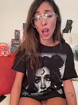 Snapshot of amanilouve chatting on October 19, 2025, 8:53 pm amanilouve online show from October 19, 2025, 8:53 pm