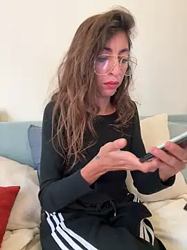 Snapshot of amanilouve chatting on October 27, 2025, 12:09 pm amanilouve online show from October 27, 2025, 12:09 pm