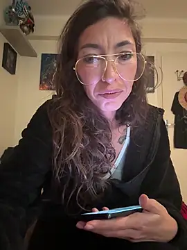 amanilouve online show from November 9, 2025, 8:45 am